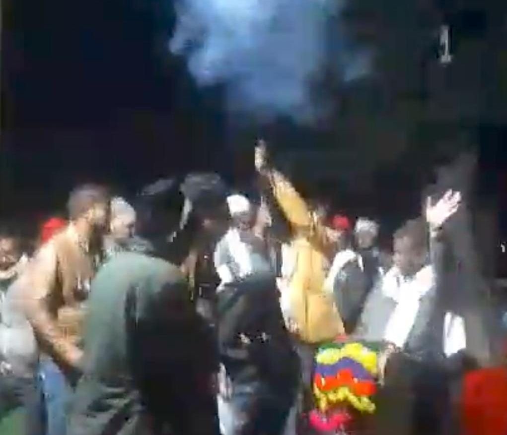 बर्थडे पार्टी में नेता जी के तमंचे से डांसर हुई घायल 2 बर्थडे पार्टी में नेता जी के तमंचे से डांसर हुई घायल | New India Times