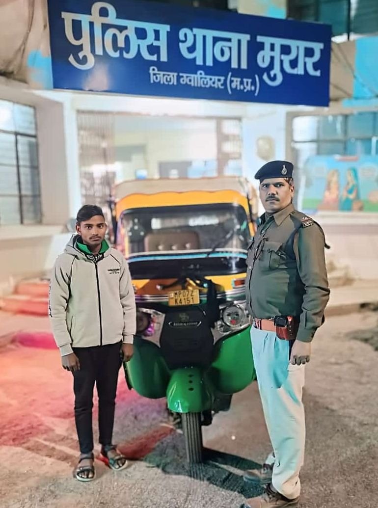 सोशल मीडिया पर वायरल वीडियो में दिख रहे स्टंटबाज ऑटो चालक को पुलिस ने पकड़कर की कार्यवाही | New India Times