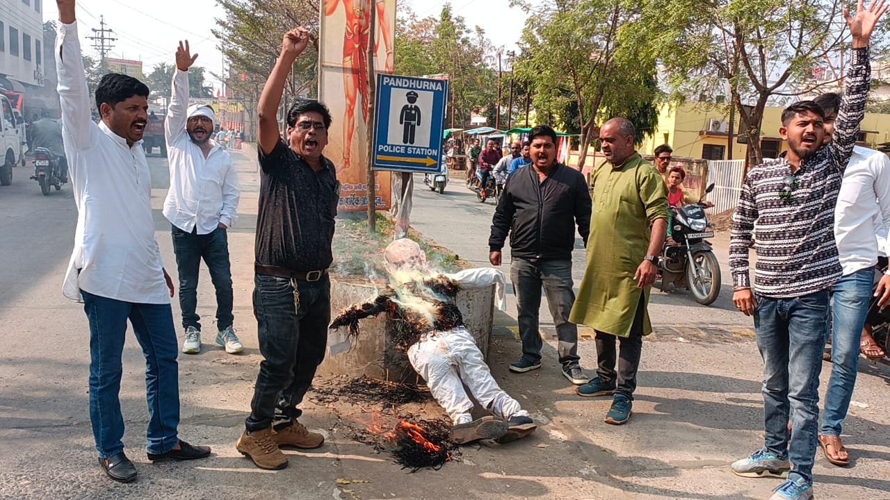 कांग्रेस कार्यकर्ताओं ने डॉ बाबा साहेब आंबेडकर जी के अपमान में केंद्रीय गृह मंत्री अमित शाह का किया पुतला दहन | New India Times