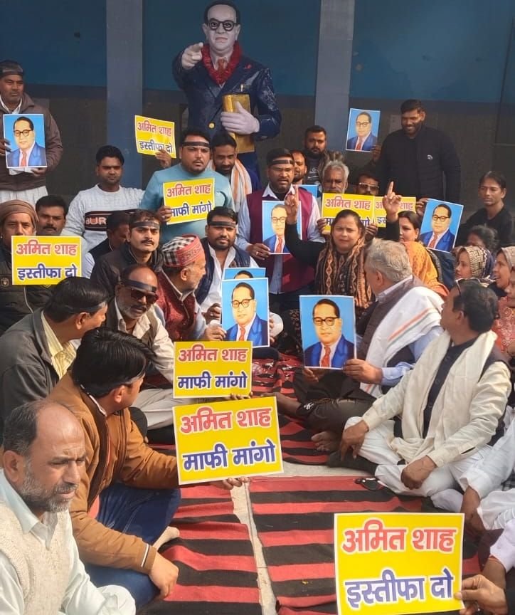 डॉ. भीमराव अंबेडकर जी के बारे में आपत्तिजनक टिप्पणी के विरोध में कांग्रेसियों ने संविधान निर्माता की प्रतिमा के समक्ष काली पट्टी बांधकर किया प्रदर्शन | New India Times