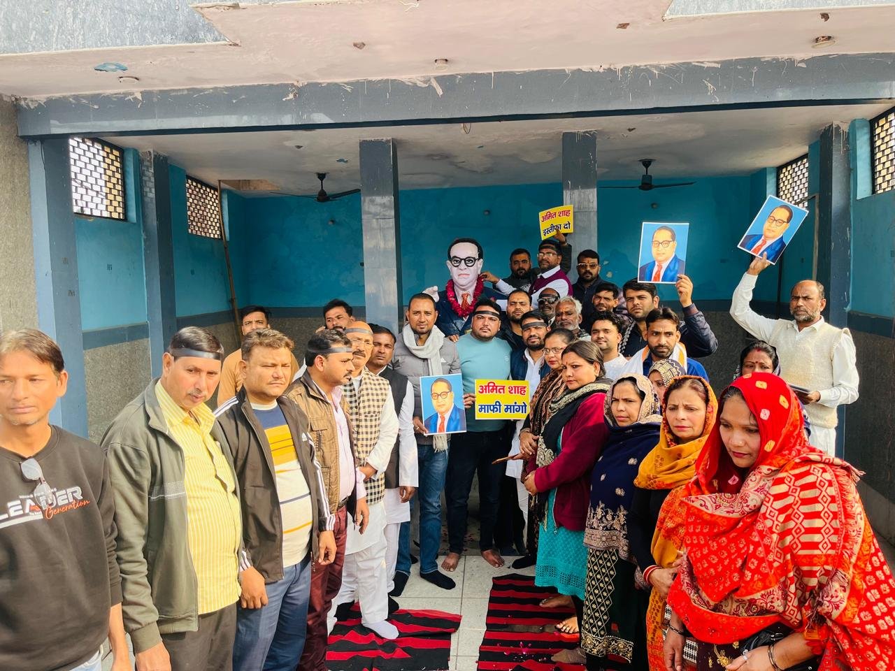 डॉ. भीमराव अंबेडकर जी के बारे में आपत्तिजनक टिप्पणी के विरोध में कांग्रेसियों ने संविधान निर्माता की प्रतिमा के समक्ष काली पट्टी बांधकर किया प्रदर्शन | New India Times