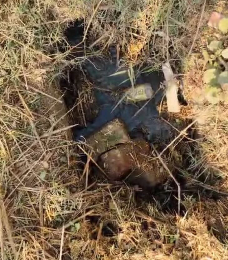 ग्राम सभा सरपतहा में विकास कार्यों का पोल खोलता टूटे हुए नाली का टूटा हुआ ढक्कन | New India Times