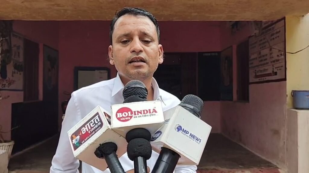 स्कूल ड्रेस में झाड़ू लगाते हुए नज़र आ रहे विद्यार्थी यह है शिक्षा की नई तस्वीर.. आखिर कब होगा सुधार? 2 स्कूल ड्रेस में झाड़ू लगाते हुए नज़र आ रहे विद्यार्थी यह है शिक्षा की नई तस्वीर.. आखिर कब होगा सुधार? | New India Times