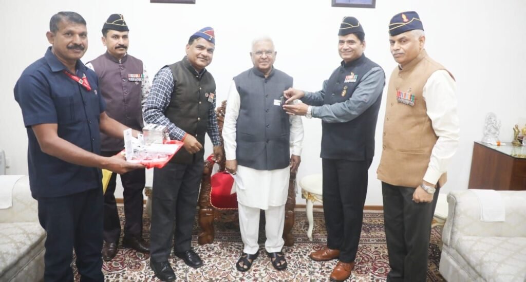 राज्यपाल श्री मंगुभाई पटेल को ध्वज लगा कर राजभवन में मनाया गया सशस्त्र झंडा दिवस | New India Times