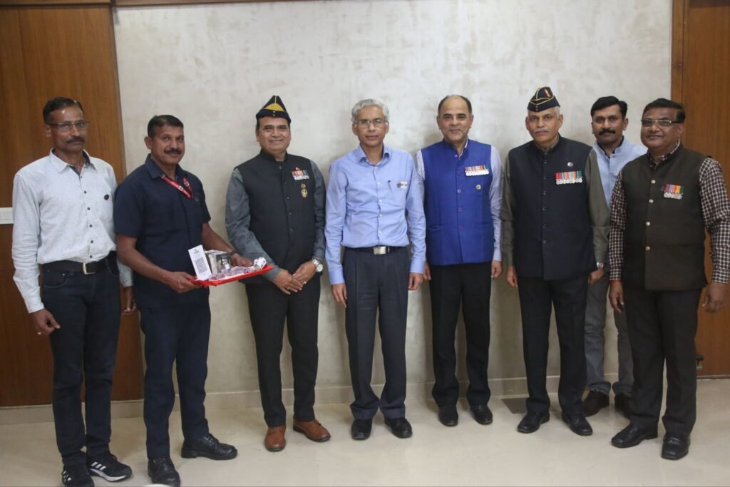 राज्यपाल श्री मंगुभाई पटेल को ध्वज लगा कर राजभवन में मनाया गया सशस्त्र झंडा दिवस | New India Times