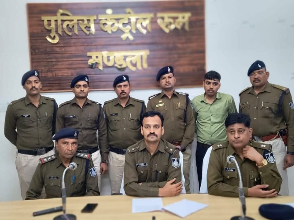 व्हाट्सएप ग्रुप के जरिए ट्रेडिंग एवं इन्वेस्टमेंट के नाम पर ठगी करने वालों को मंडला पुलिस ने किया गिरफ्तार 2 व्हाट्सएप ग्रुप के जरिए ट्रेडिंग एवं इन्वेस्टमेंट के नाम पर ठगी करने वालों को मंडला पुलिस ने किया गिरफ्तार | New India Times