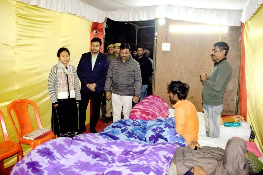 जिलाधिकारी ने रैन बसेरों का किया औचक निरीक्षण 2 जिलाधिकारी ने रैन बसेरों का किया औचक निरीक्षण | New India Times