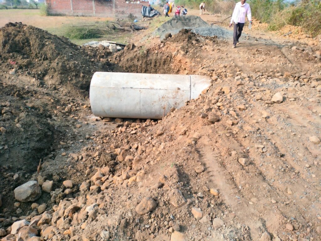 पीडब्ल्यूडी विभाग के अधिकारी और ठेकेदार की मिलीभगत से बन रही करीब 5 करोड़ की लागत की सड़क चढ़ रही है भ्रष्टाचार की भेंट | New India Times