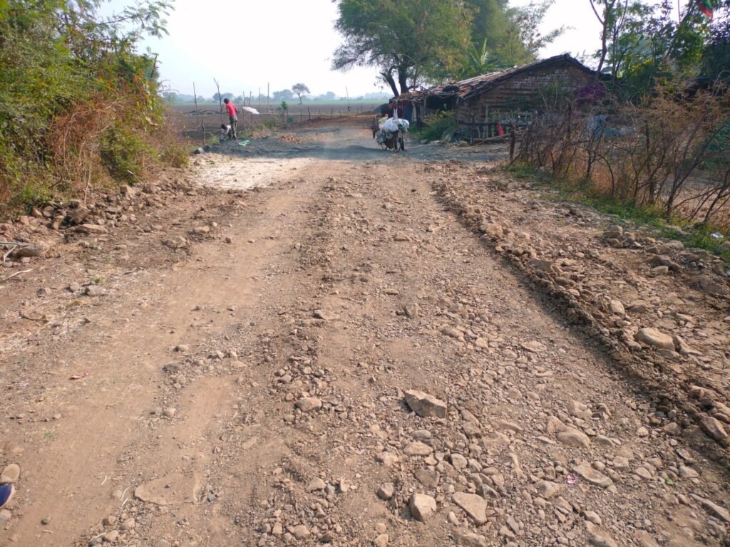 पीडब्ल्यूडी विभाग के अधिकारी और ठेकेदार की मिलीभगत से बन रही करीब 5 करोड़ की लागत की सड़क चढ़ रही है भ्रष्टाचार की भेंट | New India Times