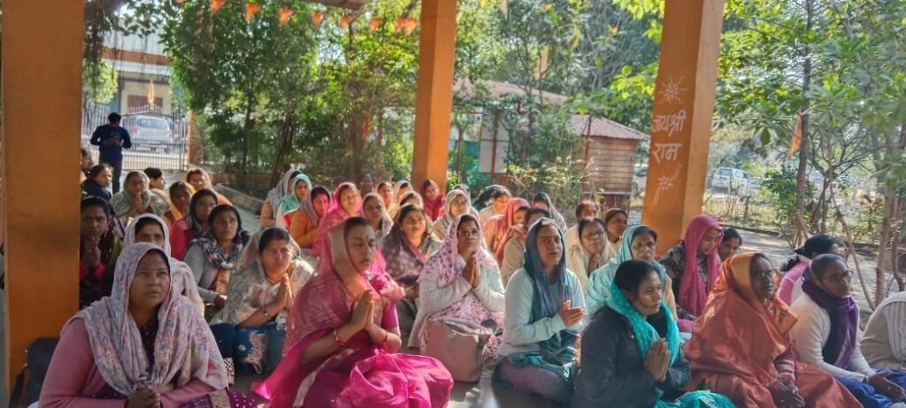 शासन से लेकर भगवान के समक्ष गुहार लगाती संविदा एवं नियमित पर्यवेक्षक, सच्चा हनुमान की शरण में, सौंपा ज्ञापन | New India Times