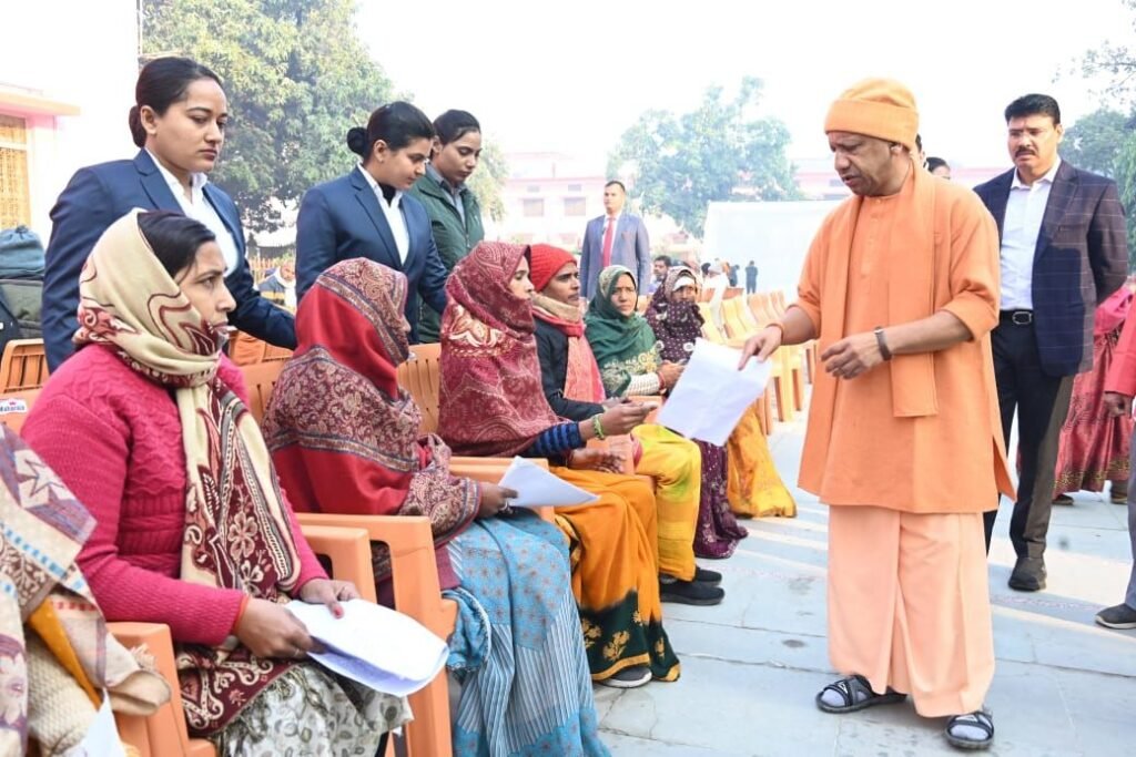 गोरखनाथ मंदिर में CM योगी ने लगाया जनता दरबार, सुनी 200 से अधिक लोगों की फरियादें, निराकरण का दिया निर्देश | New India Times