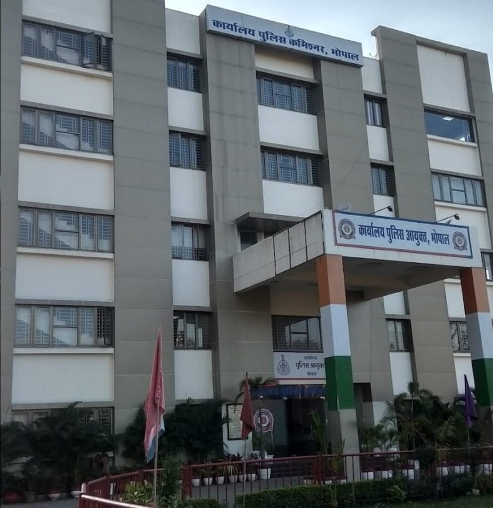 भोपाल पुलिस आयुक्त के नाम की फर्जी फेसबुक आई.डी. बनाकर ठगी करने वाले सातिर गिरोह के सरगना को फर्जी तरीके से सिमकार्ड चालू कर देने वाले 04 आरोपियों के गिरोह को सायबर क्राईम ब्रांच भोपाल ने सिरोंज विदिशा से गिरफ्तार कर भेजा सलाखो के पीछे | New India Times