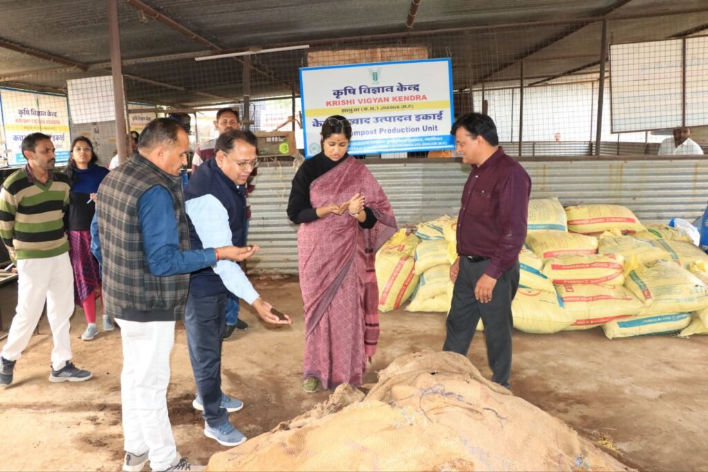 जिला कलेक्टर नेहा मीना ने किया झाबुआ कृषि विज्ञान केन्द्र का निरीक्षण | New India Times