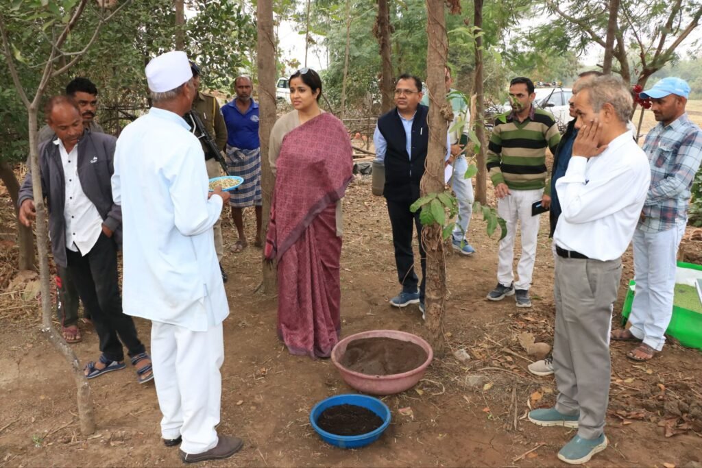 कलेक्टर द्वारा सजेली मालजी सात का किया गया निरीक्षण, सचिव के उपस्थित ना होने एवं कार्य में लापरवाही बरतने के कारण नोटिस दिए जाने हेतु दिए निर्देश | New India Times