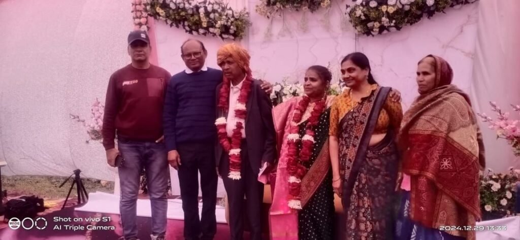 धूमधाम से मनाई गई वरिष्ठ लेखापाल माईकल निनामा की शादी की 50वीं सालगिरह | New India Times