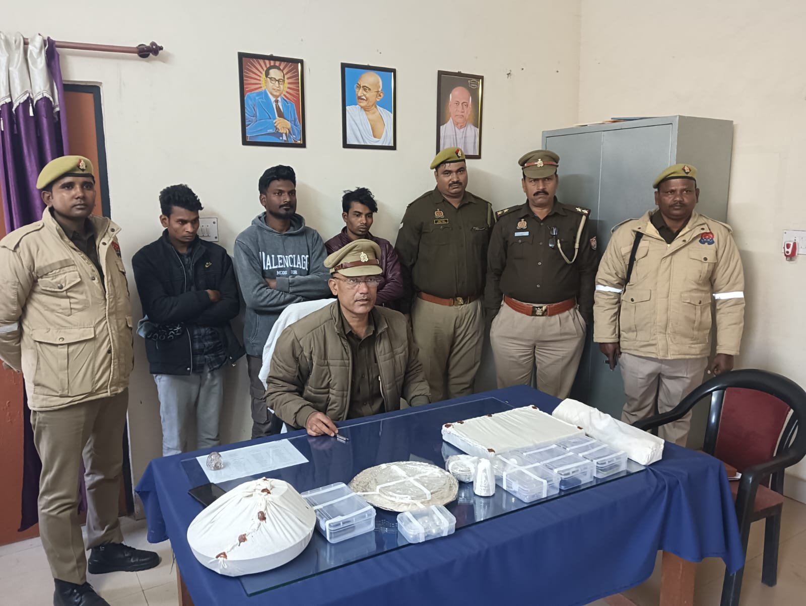 तीन शातिर चोर को चोरी के सामान के साथ पुलिस ने किया गिरफ्तार | New India Times