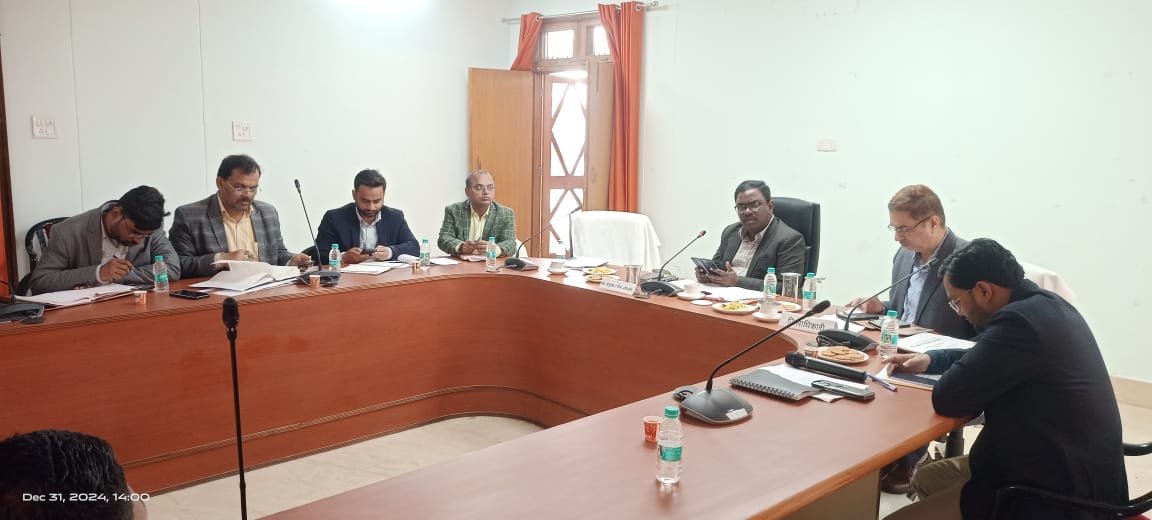 मण्डलायुक्त ने परिषदीय विद्यालयों में आधार कार्ड के लिए जन्म प्रमाण पत्र और मिड डे मील योजना की समीक्षा की | New India Times