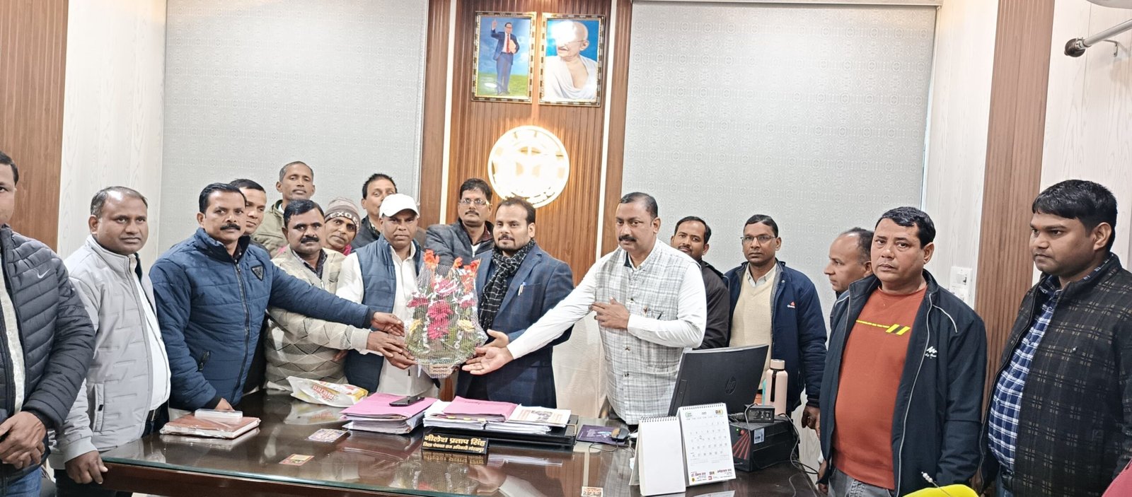 नव वर्ष पर सीडीओ एवं डीपीआरओ को कर्मचारियों ने दी बधाई | New India Times