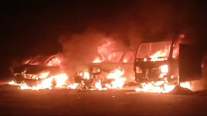 मंत्री गुलाब राव पाटिल की गाड़ी को साइड ना देने पर भड़की हिंसा, एक विशेष धर्म के लोगों को बनाया गया निशाना, गुरुवार तक कर्फ़्यू नाफिज़ 1 मंत्री गुलाब राव पाटिल की गाड़ी को साइड ना देने पर भड़की हिंसा, एक विशेष धर्म के लोगों को बनाया गया निशाना, गुरुवार तक कर्फ़्यू नाफिज़ | New India Times