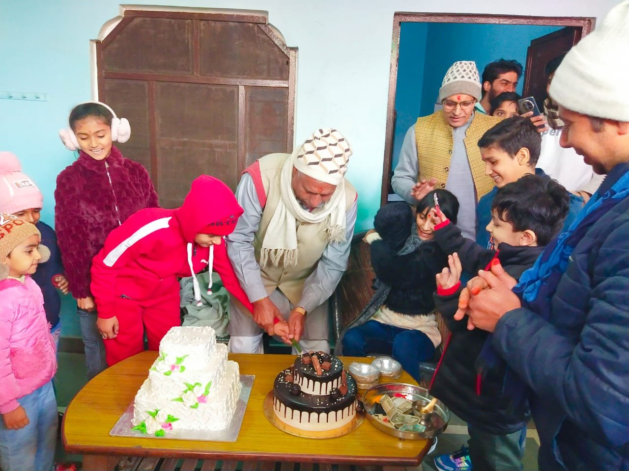 गौरीपुर के श्री हनुमान मन्दिर में बच्चों संग केक काटकर मनाया गया नये साल का जश्न | New India Times