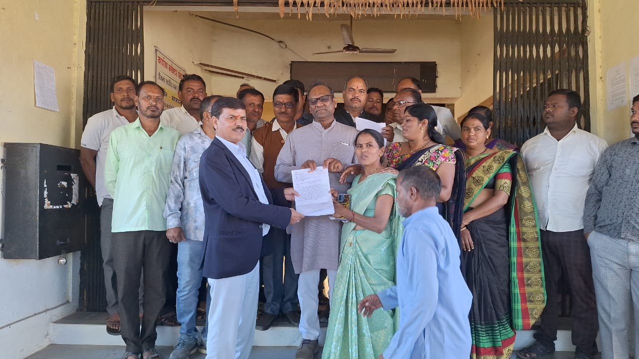 सौंसर विधायक विजय चौरे ने कलेक्टर महोदय से की खनिज मद से सड़क निमार्ण की मांग | New India Times