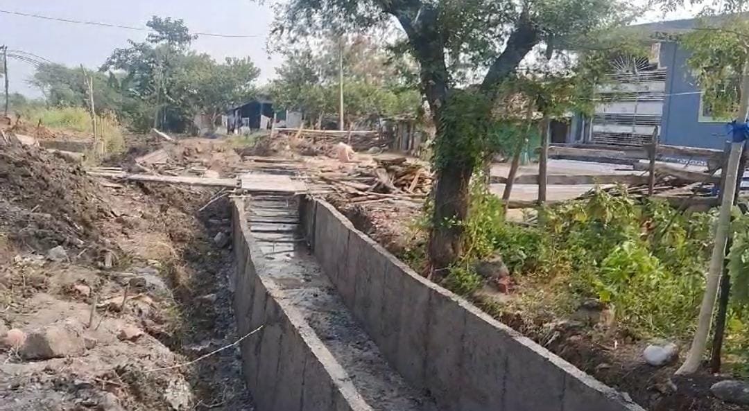 गुणवत्ताहीन हो रहा नाली निर्माण कार्य, रेत की जगह धूल भरी डस्ट का किया जा रहा है उपयोग | New India Times