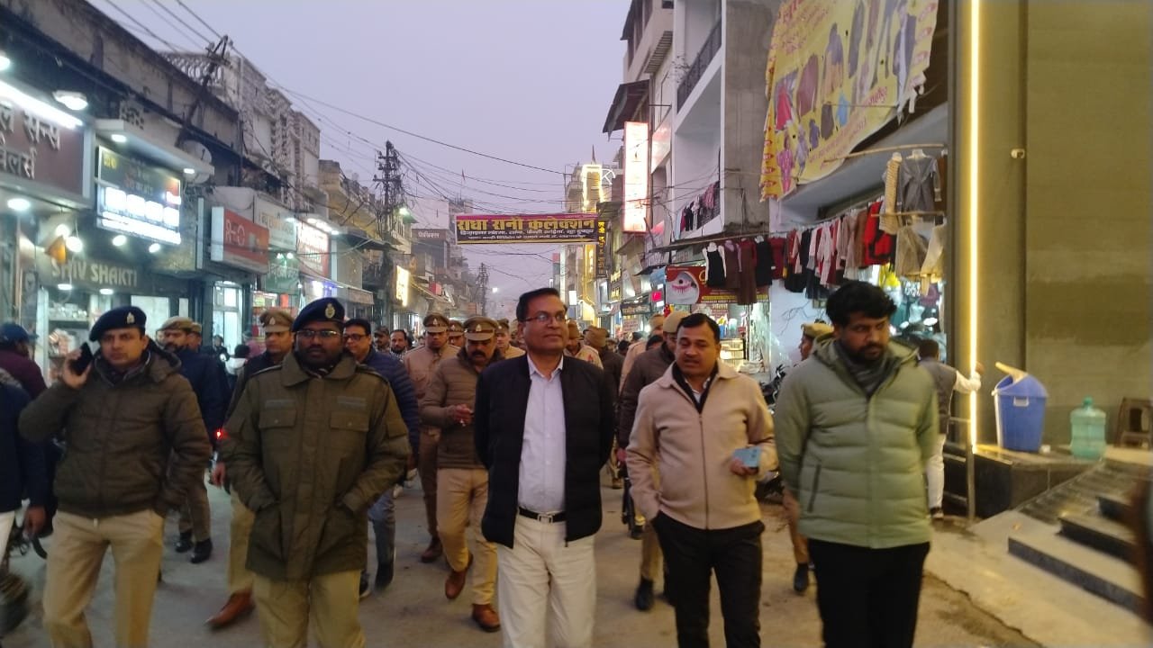 डीएम व एसपी ने सदर थाने से लेकर बहादुरगंज पचराहे तक किया पैदल मार्च | New India Times