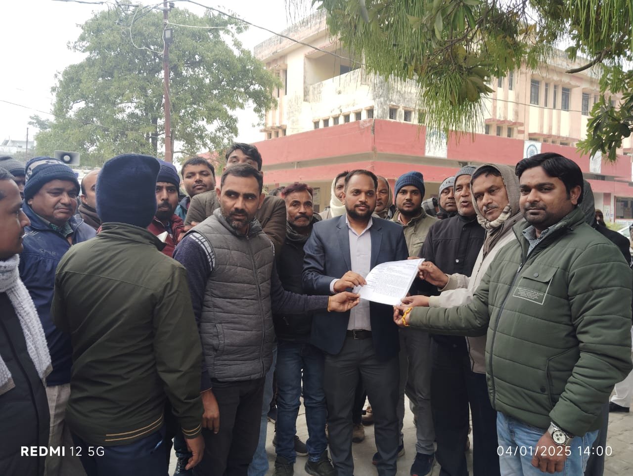 लेखपाल संघ तहसील उप शाखा इटवा ने धरना प्रदर्शन कर मुख्यमंत्री के नाम एसडीएम को सौंपा ज्ञापन | New India Times