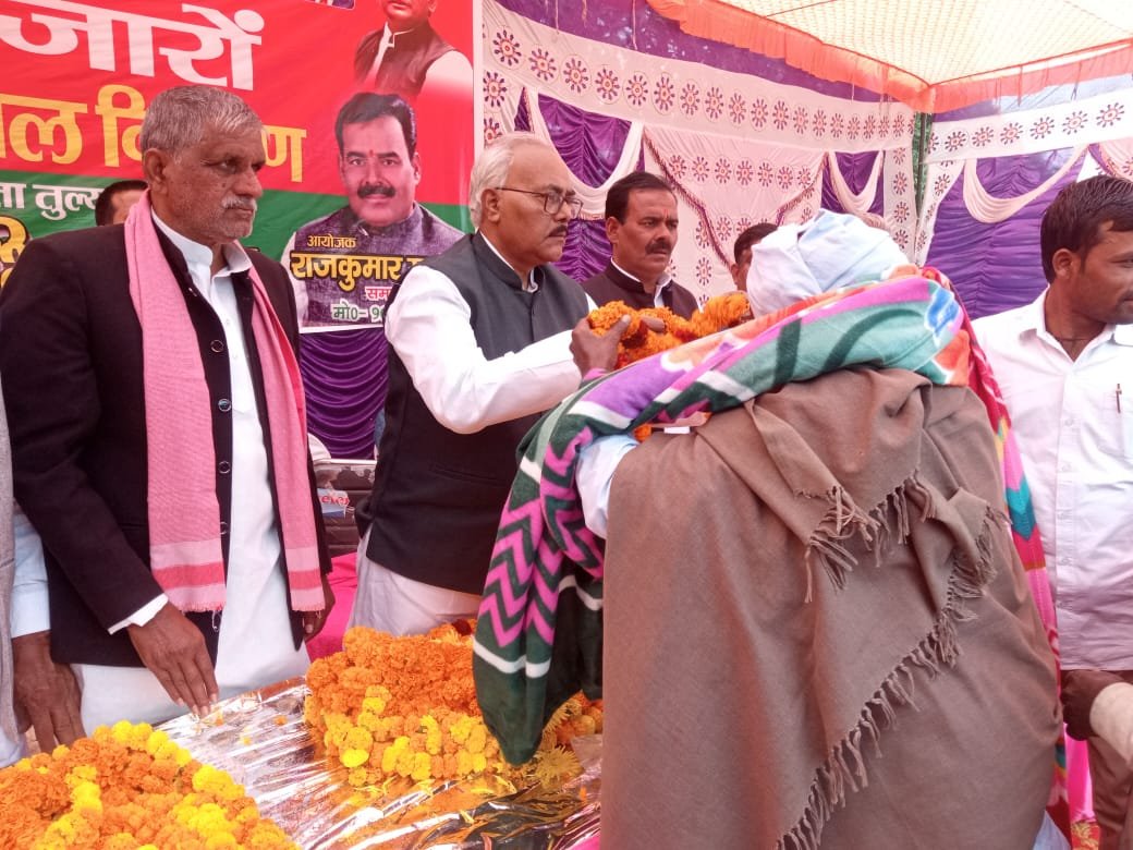 शिक्षक एमएलसी नेता प्रतिपक्ष लालबिहारी यादव ने असहाय गरीबों को बांटा कम्बल | New India Times