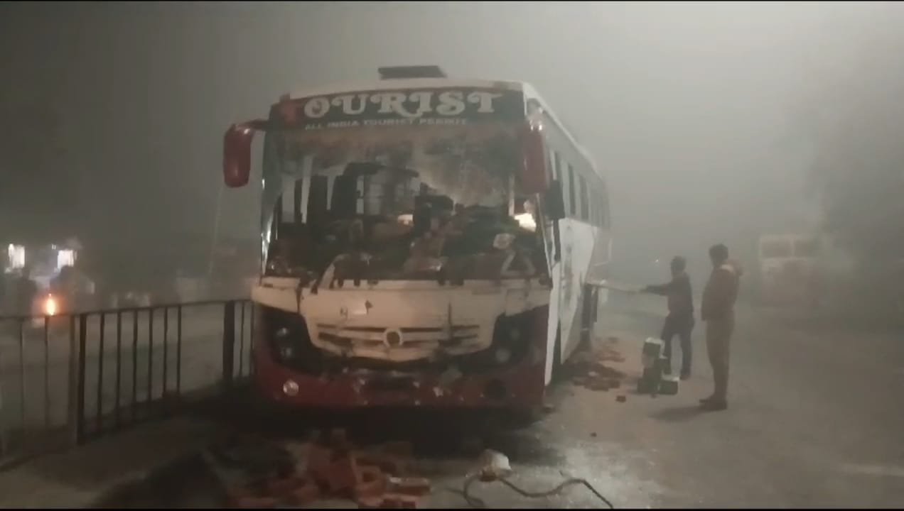 घने कोहरे के कारण बस और ट्रैक्टर ट्राली की टक्कर में दस लोग घायल | New India Times