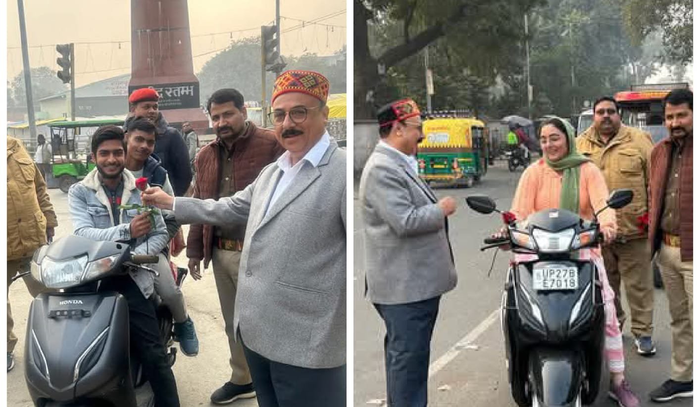 बिना हेल्मेट व सीट बेल्ट वालों को गुलाब के फूल भेंट कर दी हिदायत | New India Times