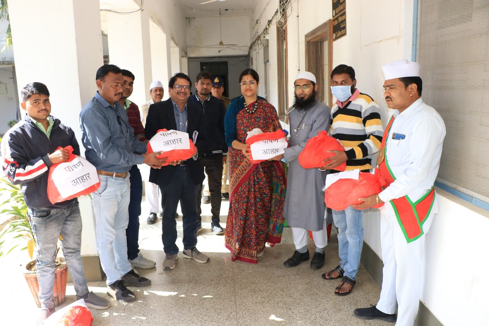 5 टीबी रोगियों को फूड बास्केट कलेक्टर ने निक्षय मित्र बनाकर किए प्रदान | New India Times