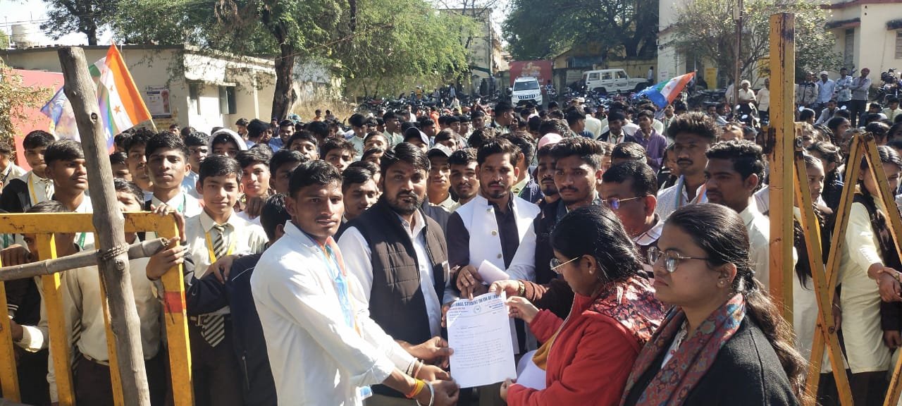 कलेक्टर कार्यालय का घेराव कर एनएसयूआई ने सहायक आयुक्त निशा मेहरा को कलेक्टर के नाम सौंपा ज्ञापन | New India Times