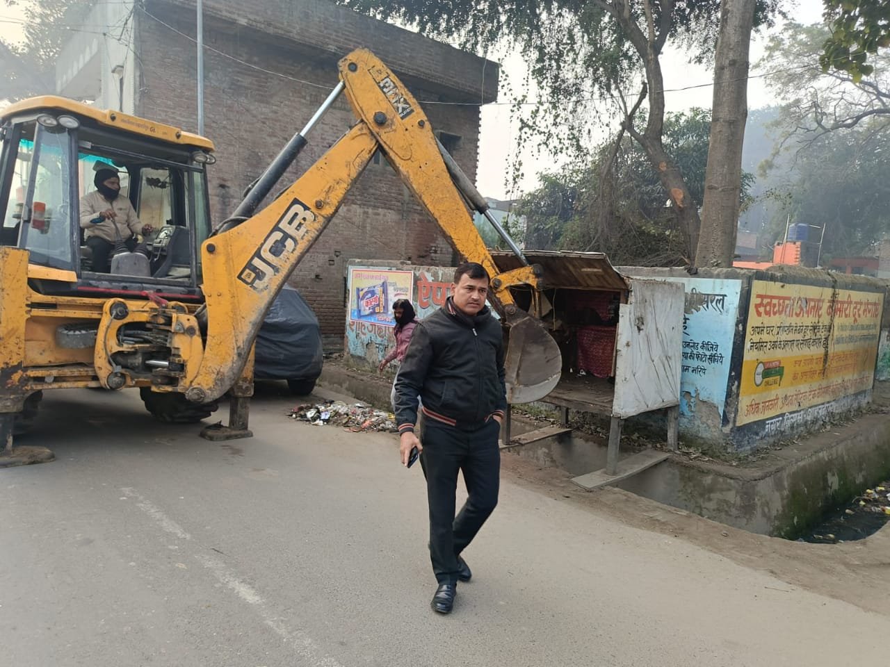 नगर आयुक्त डॉ विपिन कुमार मिश्रा ने जेसीबी से हटवाया अवैध अतिक्रमण | New India Times
