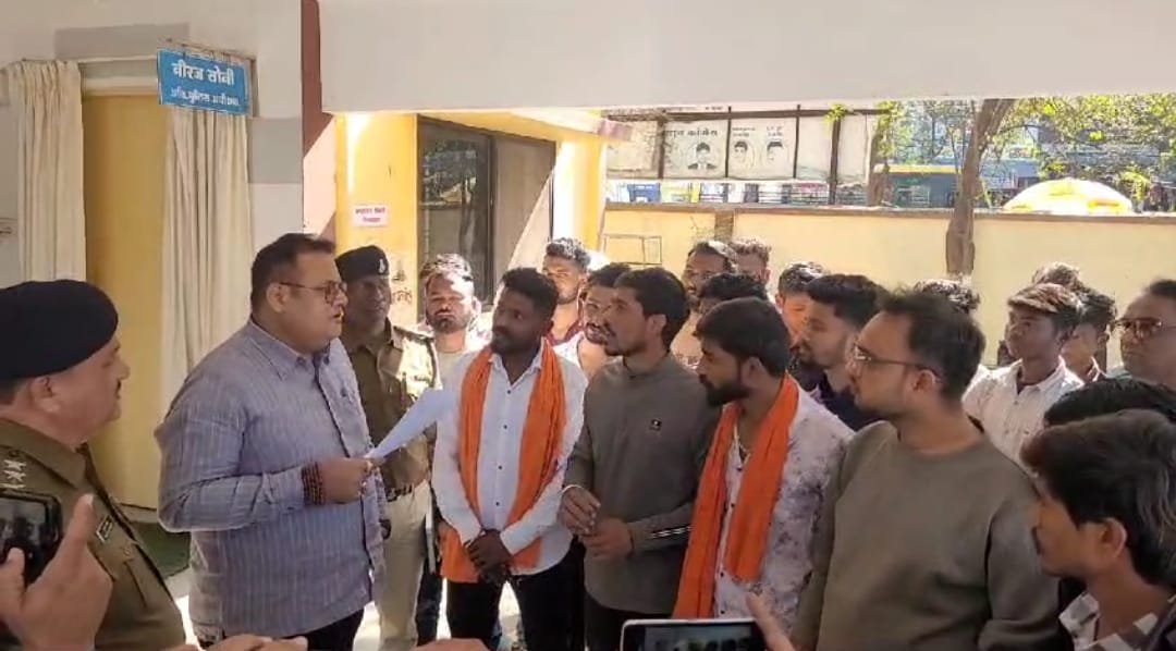 गौ माता पर हुए हमले को लेकर राष्ट्रीय हिंदू सेना हमलावर पर दंडात्मक कार्यवाही को लेकर एसपी को सौंपा ज्ञापन | New India Times