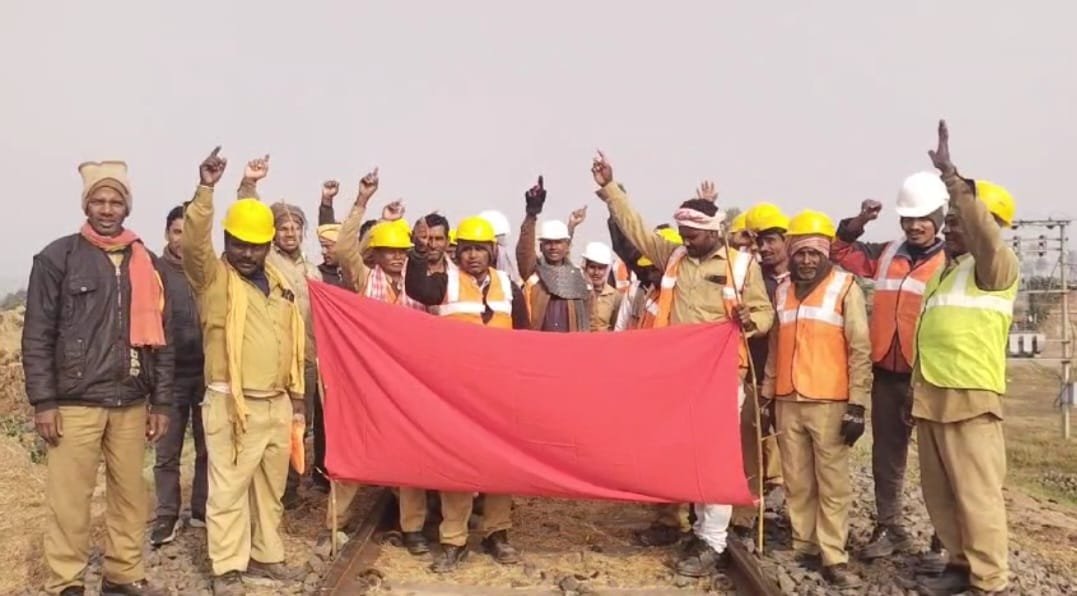 स्लग-नवरत्न कंपनी एनटीपीसी में मजदूरों ने रेल एमजीआर को सुबह से शाम तक किया घंटों जाम | New India Times