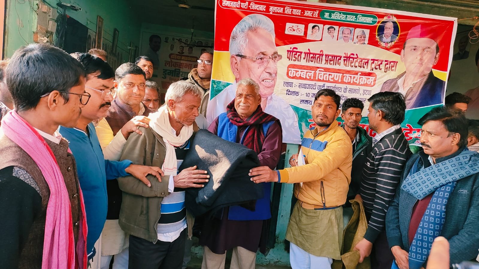 पंडित गोमती प्रसाद चेरिटेबल ट्रस्ट द्वारा आयोजित कम्बल वितरण कार्यक्रम में विधायक व नेता प्रतिपक्ष श्री माता प्रसाद पांडेय ने जरुरतमंदों को वितरित किए कंबल | New India Times