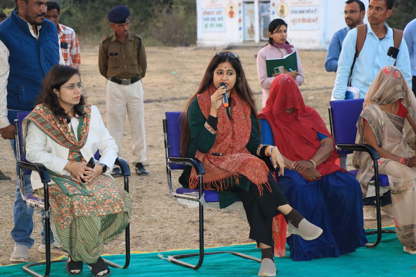 राणापुर के देवल फलीया में चौपाल में कलेक्टर ने ग्रामीणों से की चर्चा | New India Times