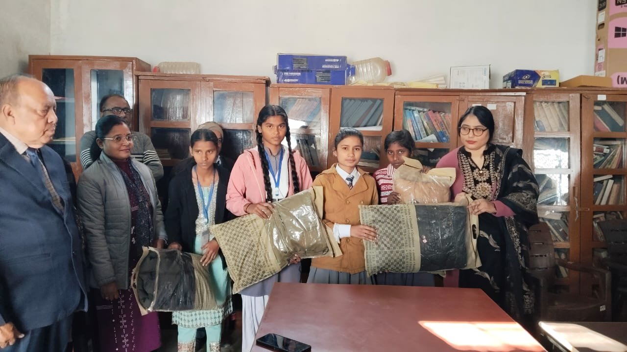 विद्यालय परिवार ने गरीब छात्र छात्राओं को दिया निशुल्क ड्रेस व जैकेट | New India Times