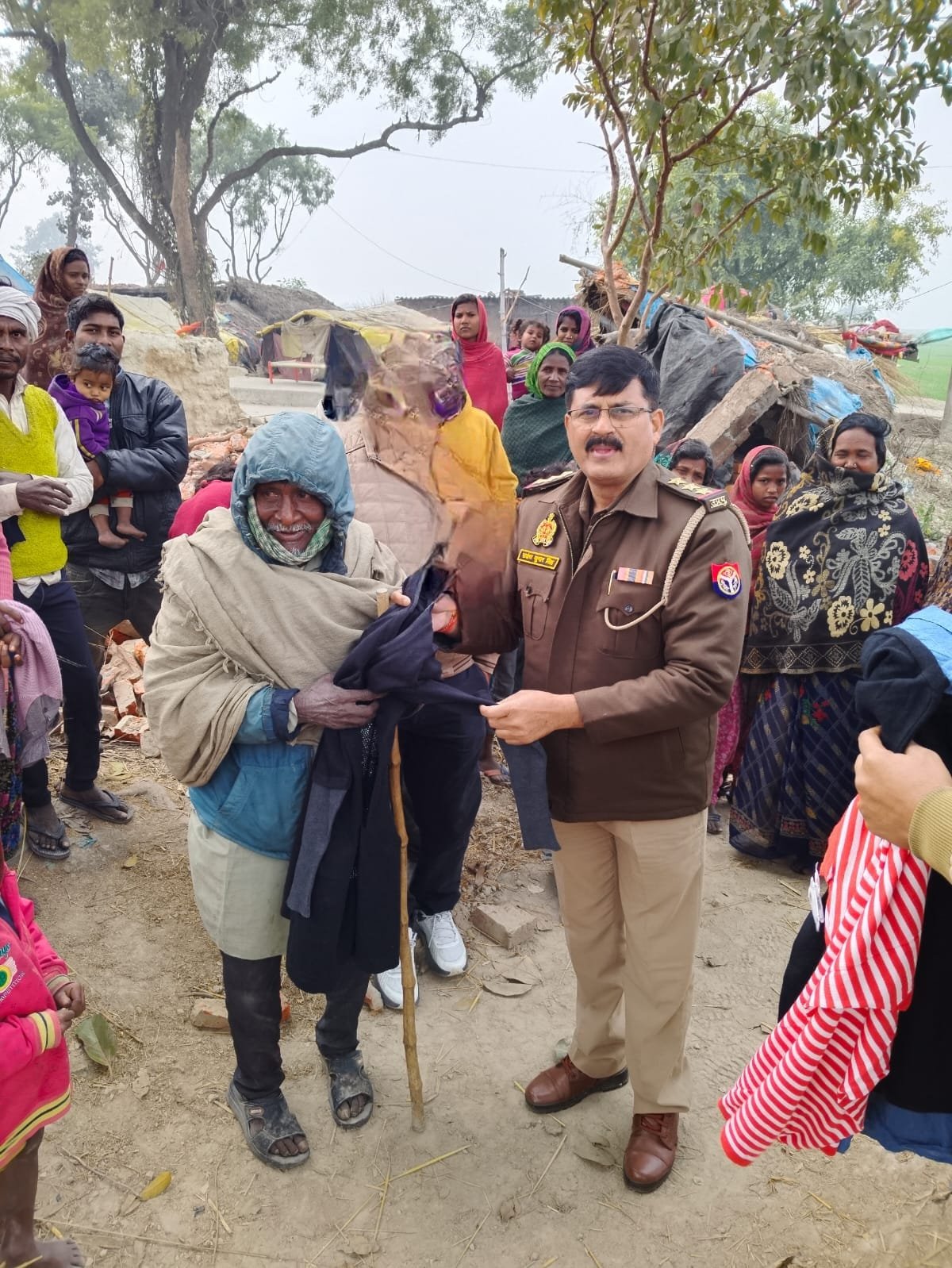 गर्म कपड़े पाते ही जरूरतमंदों के खुशी से खिल उठे चेहरे, इंस्पेक्टर ने कहा फोटो खिंचवाना मेरा उद्देश्य नहीं | New India Times