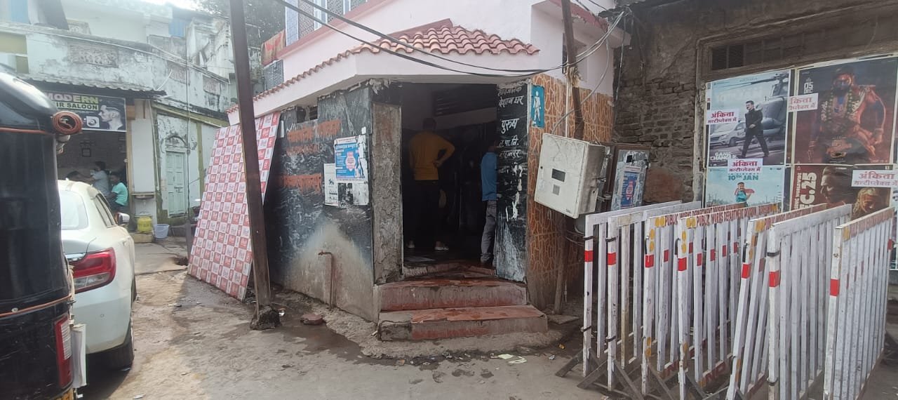 बुरहानपुर में चौराहा कमल टॉकीज चौराहे पर बनी शौचालय एवं मूत्रालय बदहाल | New India Times