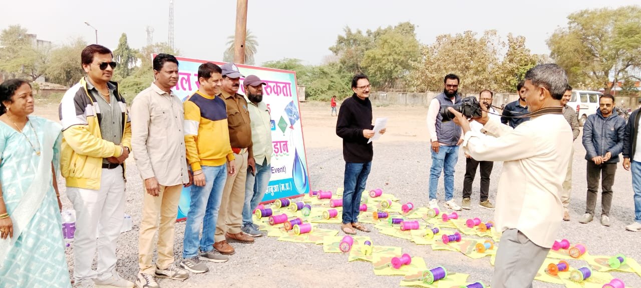 सामूहिक पतंग उड़ान कार्यक्रम मंडी प्रांगण में सम्पन्न, पत्रकारों एवं अधिकारियों ने बच्चों के साथ उड़ाई पतंग | New India Times