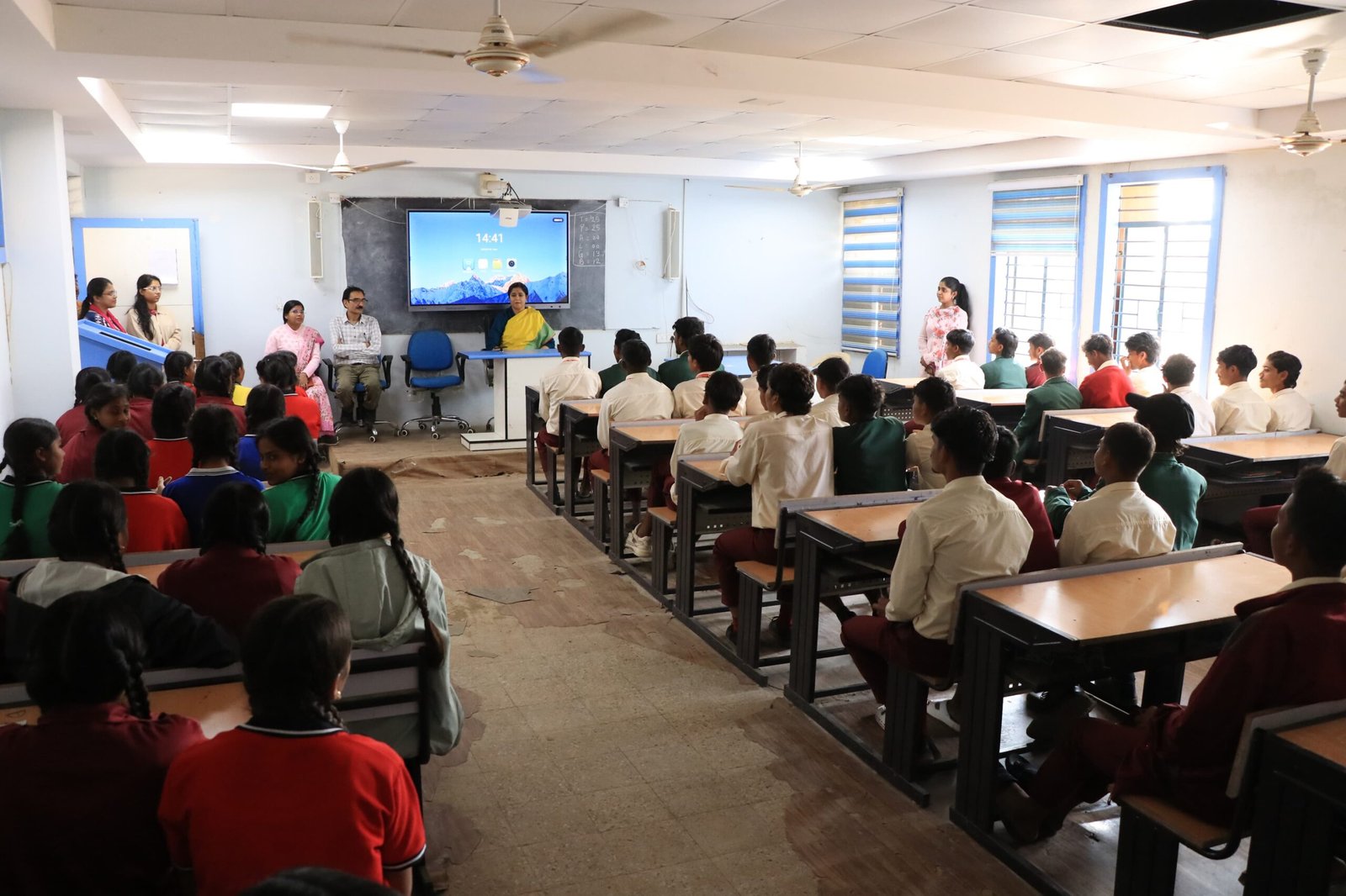 कलेक्टर ने एकलव्य आदर्श आवासीय विद्यालय अगराल के विद्यार्थियों के साथ आगामी परीक्षा को लेकर की चर्चा | New India Times