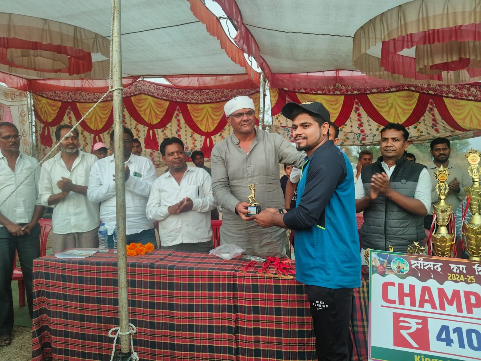 पांढुर्णा ग्राम सिराठा‌ में आयोजित सांसद क्रिकेट टूर्नामेंट के फाइनल मुकाबले में पांढुर्णा महाकाल इलेवन रही विजयी, उज्ज्वल सिंह चौहान ने किया इनाम वितरण | New India Times