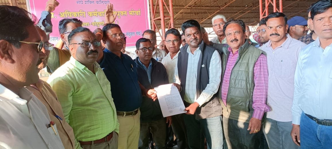 अधिकारियों, कर्मचारियों की न्यायोचित मांगों के संबंध में निर्णय लिये जाने के सबंध में मुख्यमंत्री के नाम सौंपा गया ज्ञापन | New India Times