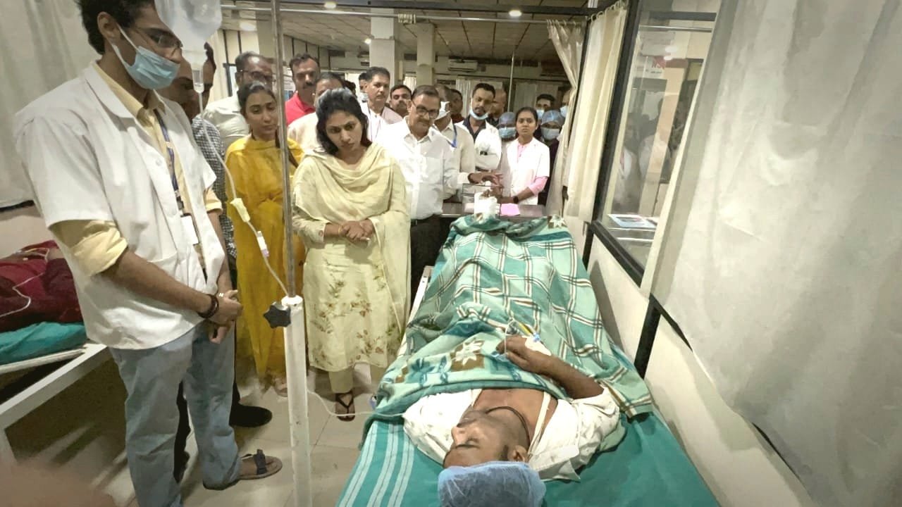 निजी से मेडिकल कॉलेज भेजे गए पुष्पक के पीड़ितों का खडसे ने लिया हालचाल, चायवाला स्टेशन मास्टर गार्ड के कारण 13 की मौत | New India Times