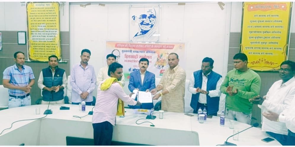 मुख्यमंत्री जनकल्याण अभियान के अंतर्गत हित ग्राहियों को वितरित किया गया प्रमाण पत्र एवं किट | New India Times