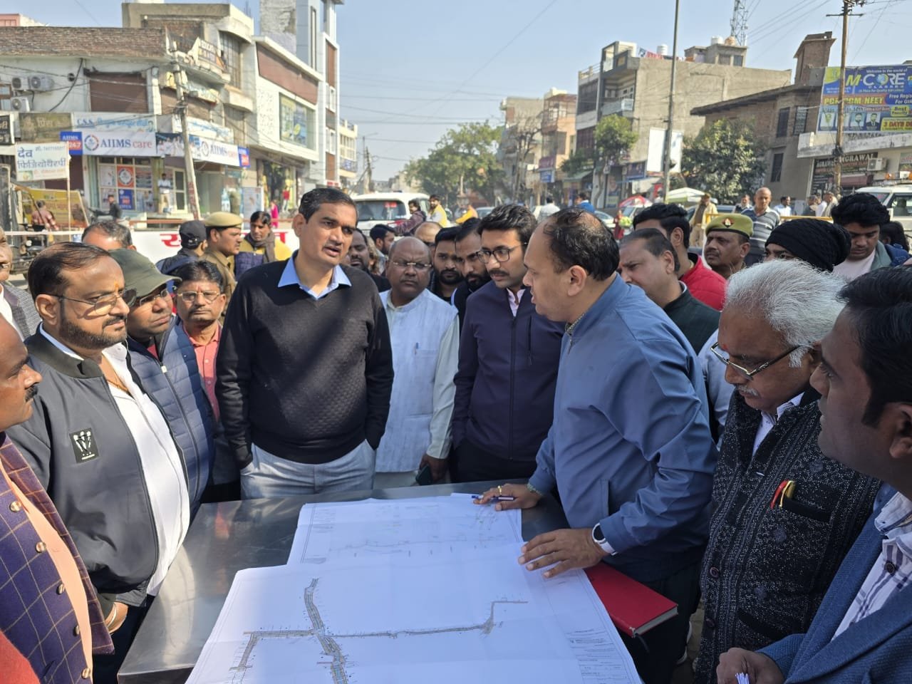 डीएम चंद्र प्रकाश सिंह ने नगर आयुक्त शशांक चौधरी के साथ विकास एवं सौन्दर्यीकरण कार्य का किया स्थलीय निरीक्षण | New India Times