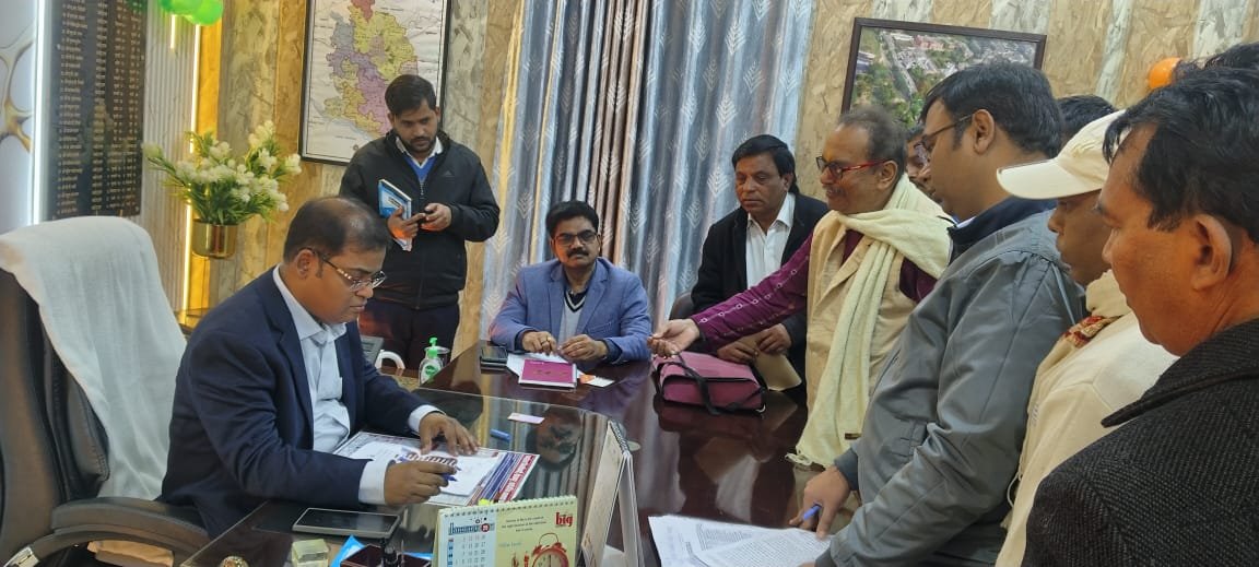 प्रधान द्वारा सफाई कर्मी के पिटाई का मामला: डीएम से मिले कर्मचारी | New India Times