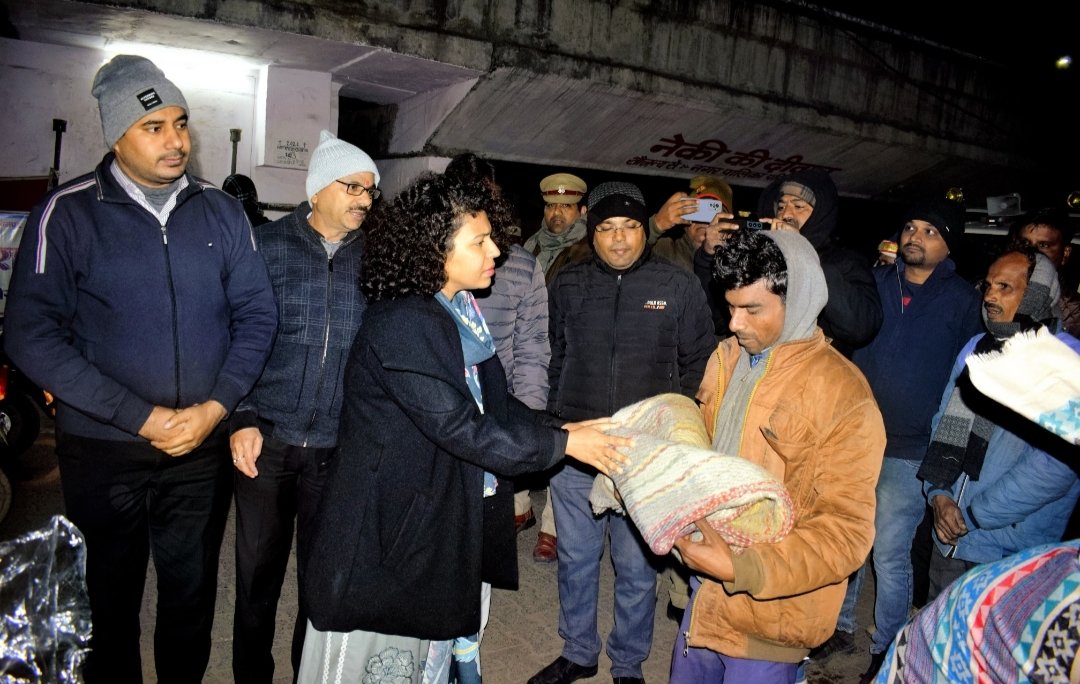 रैन बसेरों का जिलाधिकारी ने किया औचक निरीक्षण, गरीब, असहाय, रिक्शा चालकों व मुसाफिरों को डीएम ने बांटा कम्बल | New India Times